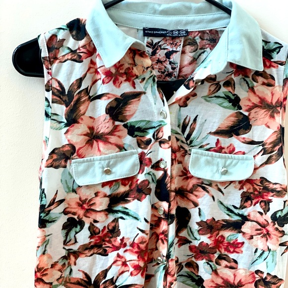Floral prints button down collar sleeve less top - Picture 4 of 8